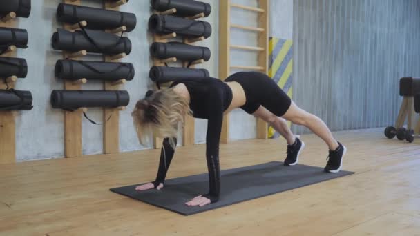 Jonge Atletische Europese Vrouw Doet Oefening Stretching Dog Pose Liggend — Stockvideo