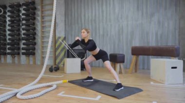 Sportif Sarışın Kadın Spor Yapıyor Farklı Yönlerde Çömelme Yapıyor, Spor Giysileri Giyiyor, Açık Spor Salonu