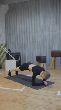 Güçlü Atletik Kadın Çekirdek Gücünü Çalışmak İçin Plank Pozisyonunda Tutar. 