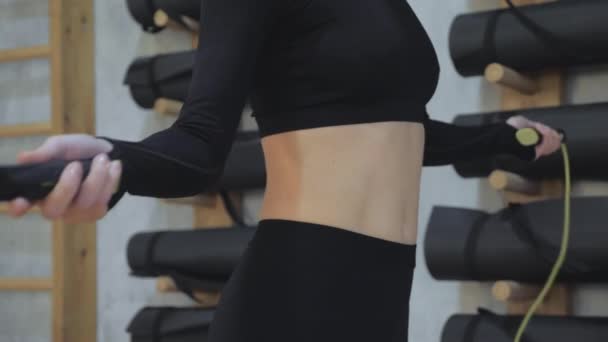 Pin Üzerinden Atlayan Sportif Bir Kadının Kolları Siyah Bluzlu Taytlı — Stok video