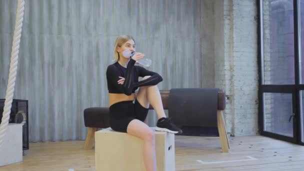 Young Blonde Athletic Woman Drinks Water Bottle Exercise Sits Jump — Stok Video