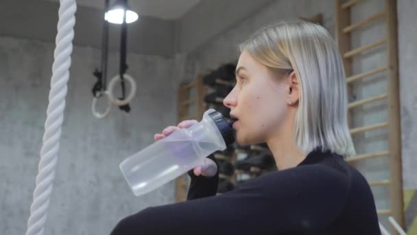 Nahaufnahme Einer Jungen Blonden Athletischen Frau Die Nach Einer Übung — Stockvideo