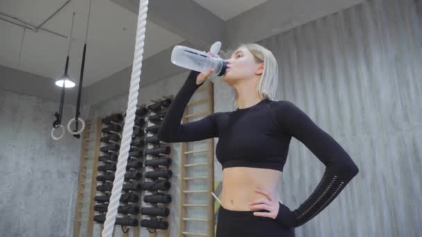 Ung Atletisk Blondine Kvinde Drikker Vand Fra Flaske Efter Træning – Stock-video