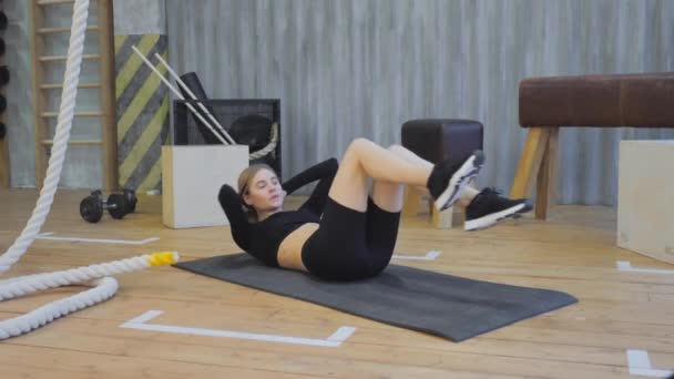 Bonito Exercício Jovem Fazendo Bicicleta Crunch Queima Gordura Treino Aula — Vídeo de Stock