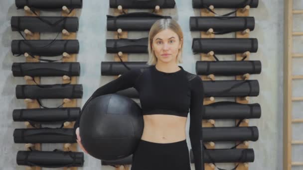 Porträt Eines Sportlichen Blonden Mädchens Mit Schwarzem Sportball Sportlichem Schwarzen — Stockvideo