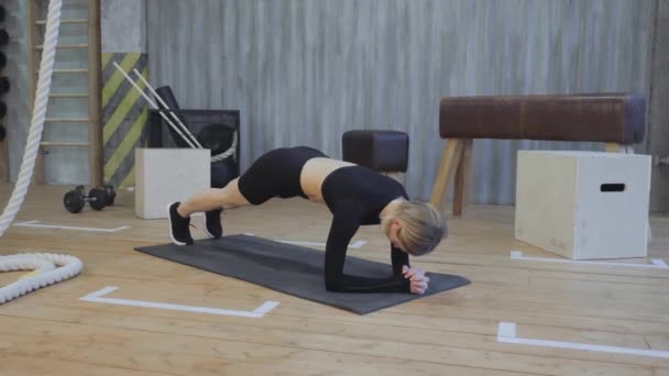 Frumoasă Tânără Fată Does Plank Fitness Mat Atletic Femeie Does — Videoclip de stoc