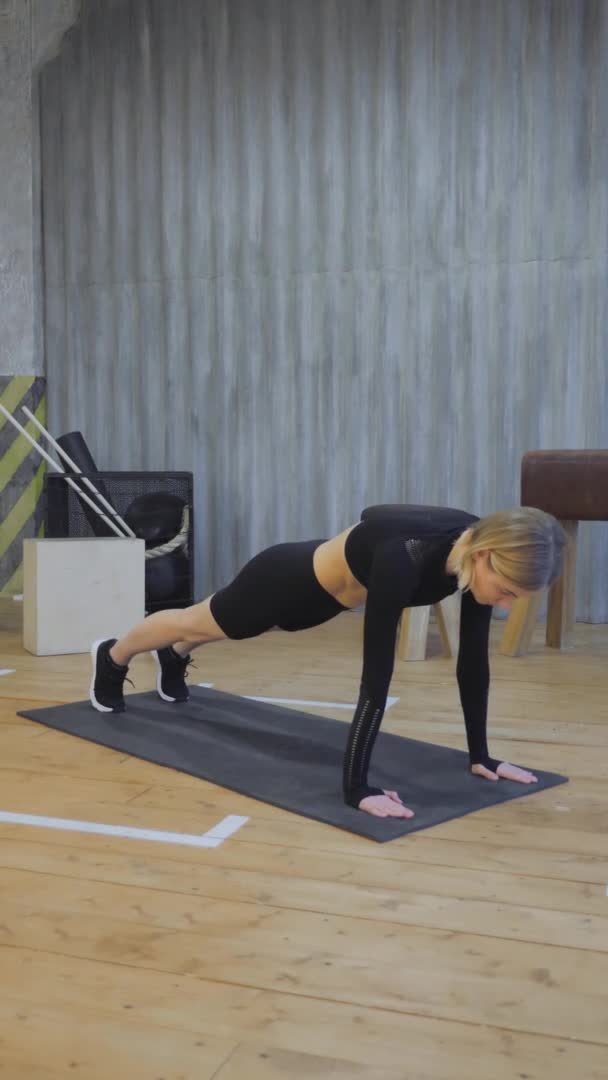 Mujer Bonita Atlética Joven Haciendo Tablón Gimnasio Concepto Deporte Estilo — Vídeos de Stock