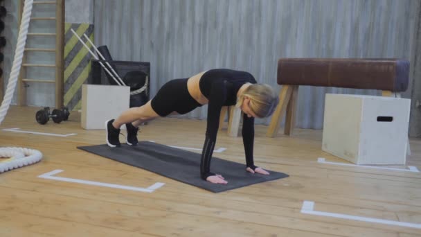 Sterke Atletische Vrouw Houden Een Plank Positie Volgorde Haar Kernkracht — Stockvideo