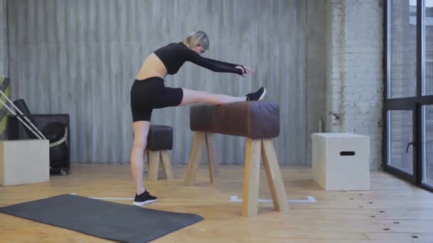 체육관에서 바에서 운동하는 숨막힐 규칙적 — 비디오