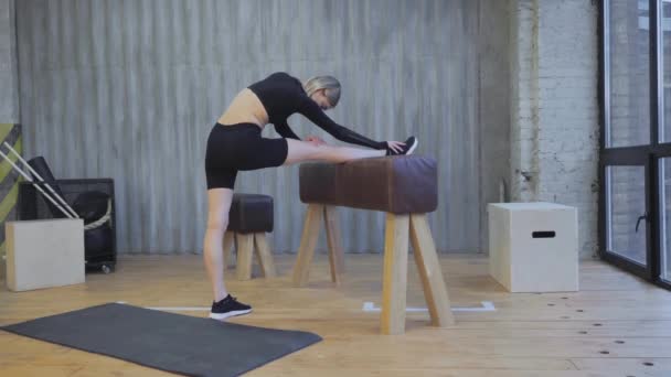 Sportif Atletik Kadın Spor Yoga Yapıyor Jimnastik Salonundaki Duvar Parmaklıklarında — Stok video