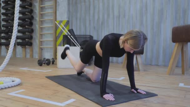 Junge Athletische Frau Hebt Ihre Beinmuskulatur Einem Leichten Fitnessstudio Gekleidet — Stockvideo