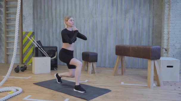 Genç Atletik Kadın Bacak Kaslarının Gelişmesi Için Hamleler Yapıyor Genç — Stok video