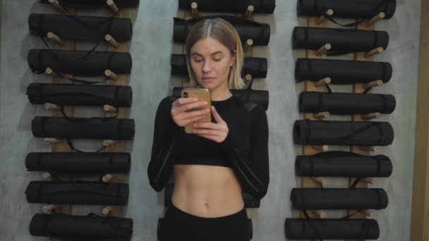 Mulher Atleta Fitness Usando Bate Papo Vídeo Smartphone Conversando Exercício — Vídeo de Stock