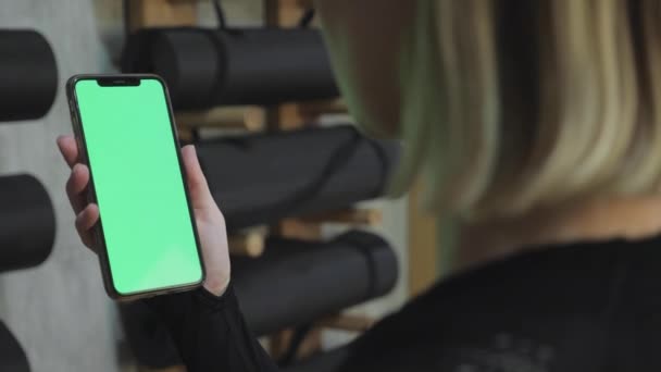 Zpět Pohled Fitness Žena Pomocí Zelené Obrazovky Chytrý Telefon Doma — Stock video