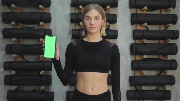 Молода Щаслива Красива Жінка Показує Смартфон Зеленим Шрифтом — стокове відео