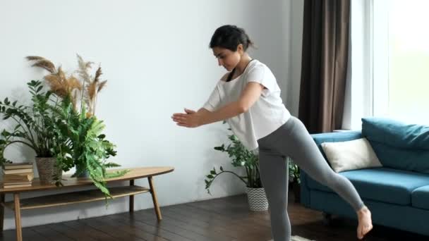 Joven Atlética Practica Clases Yoga Haciendo Ejercicios Casa Pie Sobre — Vídeos de Stock