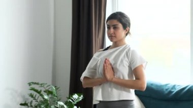 Genç Hintli kadın evde yoga meditasyonu yapıyor. Genç Hintli Kadın Yoga Yapıyor, Sabah Meditasyon Yapıyor