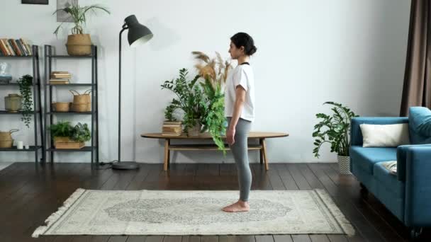 Mujer India Joven Haciendo Yoga Haciendo Ejercicios Meditación Matutina Respirando — Vídeos de Stock