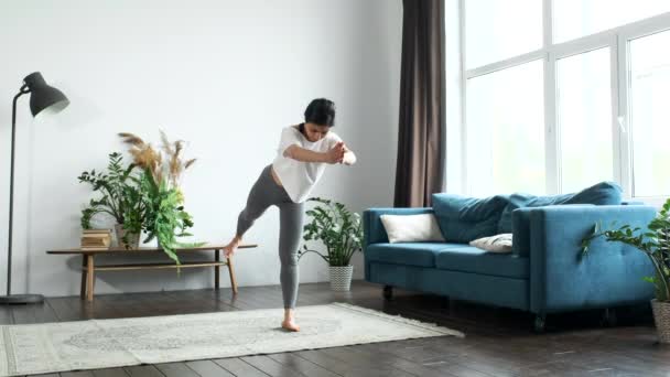 Una Giovane Donna Indiana Sta Facendo Yoga Facendo Esercizio Mattutino — Video Stock