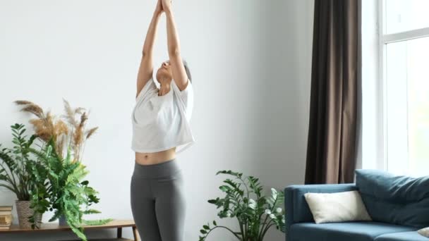 Ung Atletisk Indisk Asiatisk Brunett Kvinna Gör Yoga Motion Stretching — Stockvideo