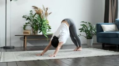 Genç Atletik Hintli Esmer Kadın Yoga Egzersizi, Köpek ve Kobra Pozu, Esneme Kas ve Eklemleri Yapıyor, Evde Parlak Bir Odada
