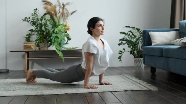 Jolie Jeune Femme Pratiquant Yoga Maison Fille Pencha Son Corps — Video