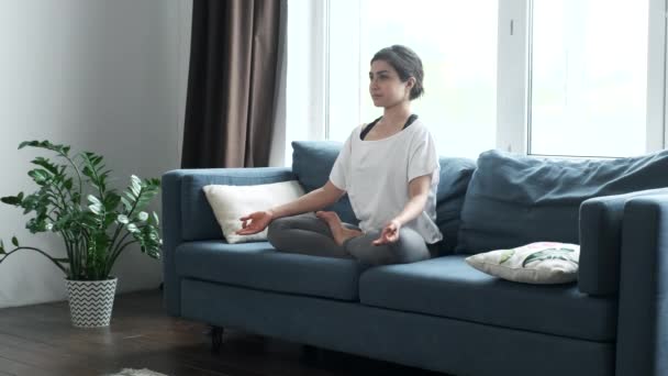 Junge Inderin Sitzt Auf Couch Lotusposition Wohnzimmer Praxis Yoga Lindert — Stockvideo