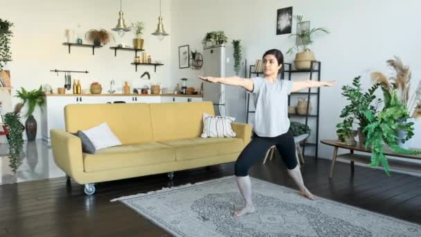 Evde Yoga Dersi Var Genç Hintli Kadın Evde Yoga Yapıyor — Stok video
