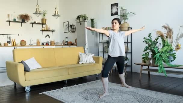 Genç Asyalı Kadın Gülümseyerek Evde Yoga Egzersizleri Yapıyor Vücut Sağlığı — Stok video