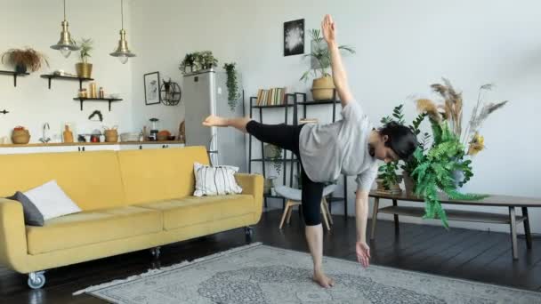 Genç Bir Hintli Kadın Evde Yoga Yapıyor Denge Egzersizi Yapıyor — Stok video