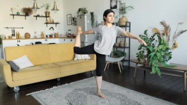 Genç Hintli kadın evde yoga yapıyor. Kız Evde Parlak Bir Oda İçin Sabah Meditasyon Yapıyor
