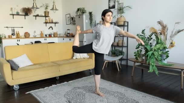 Ung Indisk Kvinna Gör Yoga Hemma Flicka Mediterar Morgonen Ett — Stockvideo