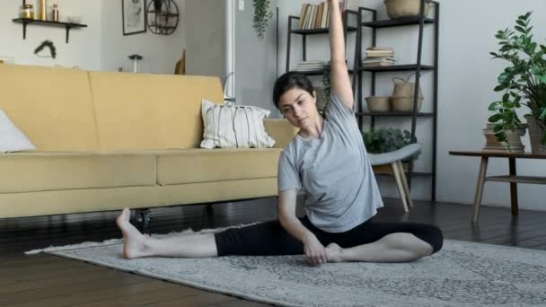 Een Jong Meisje Die Yoga Doet Asana Houding Aantrekkelijk Meisje — Stockvideo