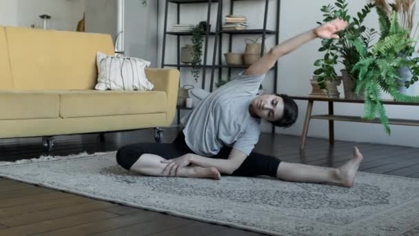 Belle Fille Fait Des Exercices Yoga Maison Étirant Corps Maison — Video