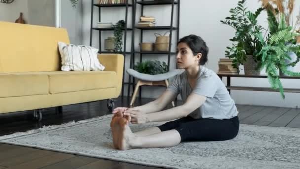 Jonge Fitte Vrouw Warm Stratching Vloer Training Voor Een Gezonde — Stockvideo