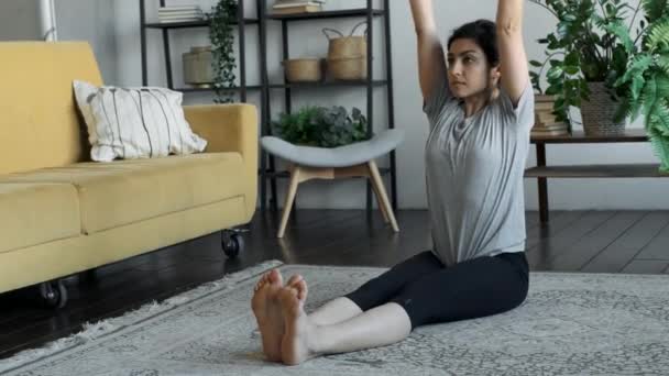 Sportieve Jonge Indiase Vrouw Maakt Stretching Oefening Zittend Tapijt Woonkamer — Stockvideo