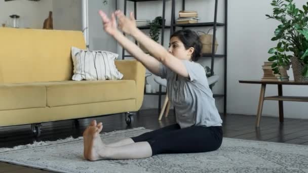 Uma Jovem Mulher Asiática Senta Chão Fazendo Aquecimentos Alongamento Músculos — Vídeo de Stock