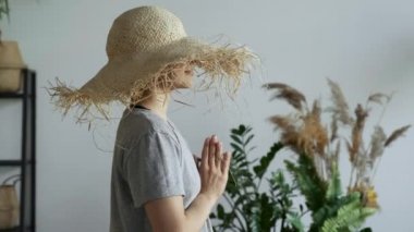 Yakından bakınca, genç bir kadın Namaste Poz 'da dinleniyor ve rahatlıyor, iyi düşünceleri düşünüyor, meditasyon yapıyor ve hayal ediyor, neşe içinde nefes alıyor,