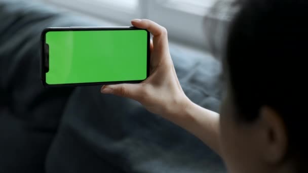 Close Woman Hand Holds Smartphone Green Screen Chromakey Watches Social — Αρχείο Βίντεο