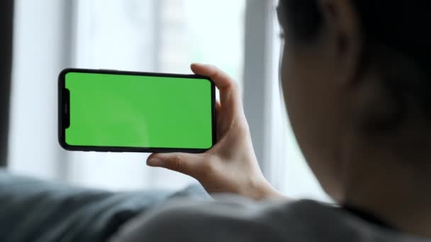 Woman Hand Holds Smartphone Green Screen Chromakey Watches Social Networks — Vídeo de Stock