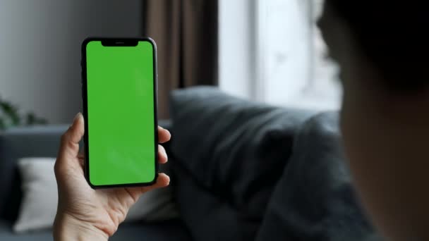 Close Back View Brunette Holding Chroma Key Green Screen Smartphone — Vídeo de Stock