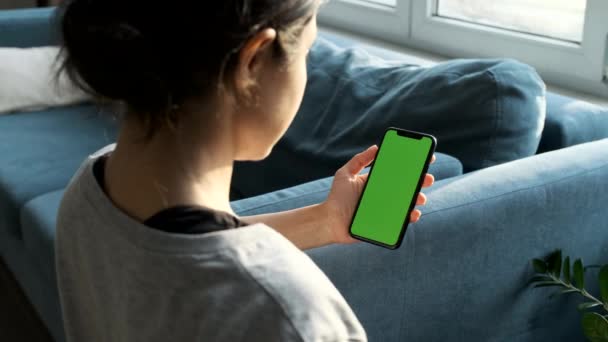 Zadní Pohled Brunetky Držící Chroma Klíč Zelená Obrazovka Smartphone Sledování — Stock video