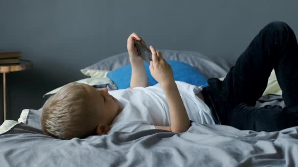 Lindo Menino Jogando Jogo Móvel Smartphone Casa Adolescente Jogando Celular — Vídeo de Stock