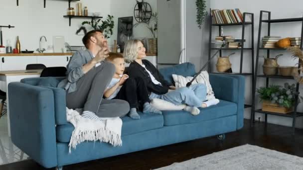 Gelukkig Jong Glimlachen Familie Moeder Vader Kind Kijken Naar Smartphone — Stockvideo