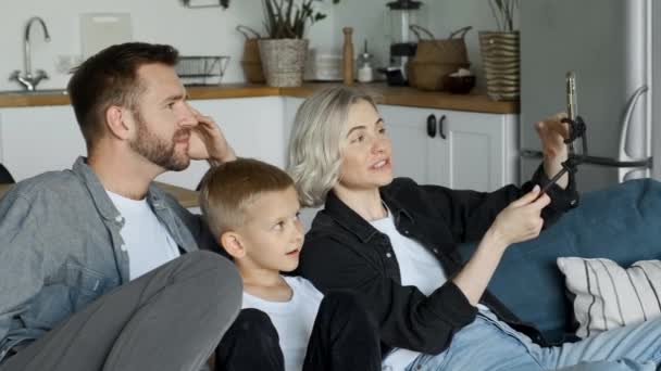 Família Feliz Pais Adultos Com Crianças Bonitos Relaxar Sofá Usando — Vídeo de Stock