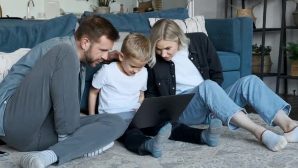 Paar Mit Kind Verbringt Zeit Mit Laptop Internet Glückliche Familie — Stockvideo