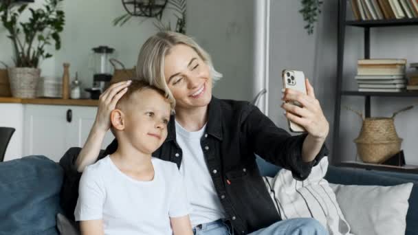 Glad Ung Mamma Och Skolan Son Skrattar Med Hjälp Smartphone — Stockvideo