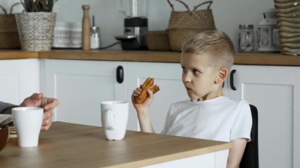 Ein Kind Isst Mittagessen Der Küche Isst Kuchen Und Trinkt — Stockvideo