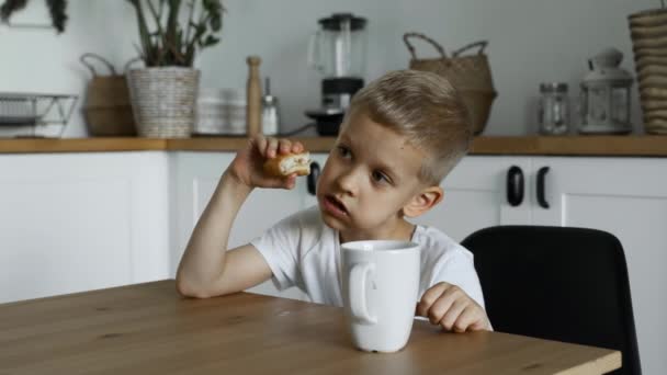 Zbliżenie Chłopca Który Lunch Ciasto Pije Herbatę Jest Kuchni Siedzi — Wideo stockowe