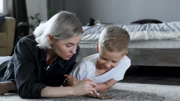 Ung Söt Mamma Visar Något Smartphone Hennes Lilla Barn — Stockvideo